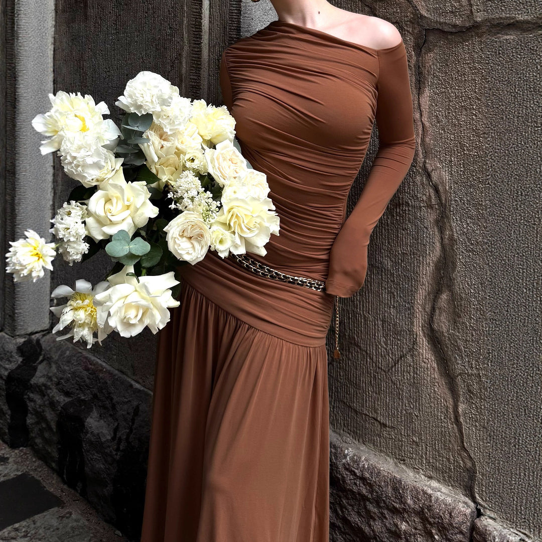 Damen Elegantes Maxikleid mit asymmetrischem Schnitt und Raffung EB