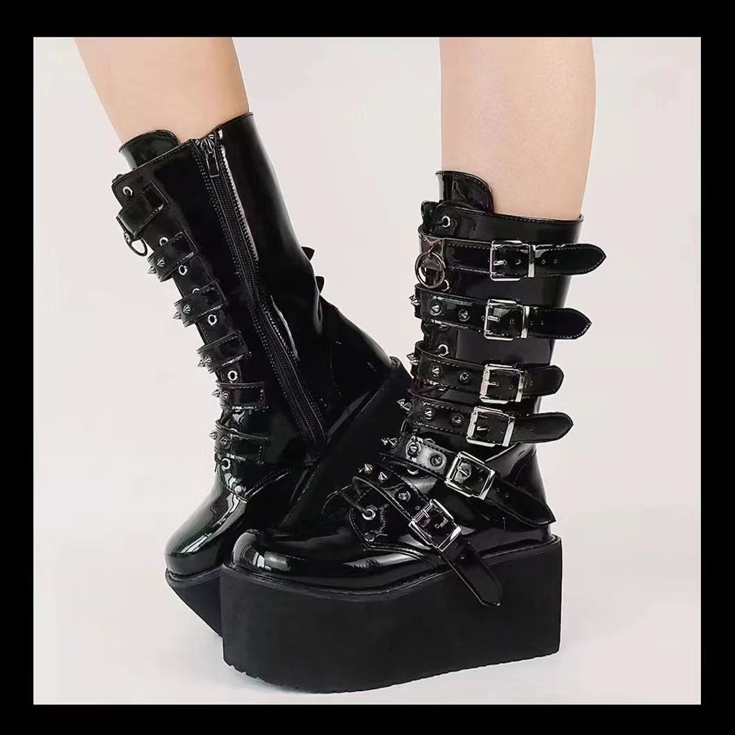 Damen nan hochschaftige Lack-Plateau-Stiefel mit mehrfach verstellbaren Schnallen und herzförmigen Nieten EB