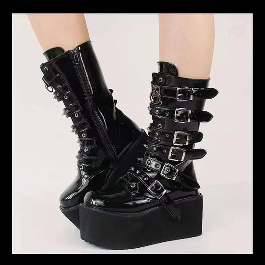 Damen nan hochschaftige Lack-Plateau-Stiefel mit mehrfach verstellbaren Schnallen und herzförmigen Nieten EB