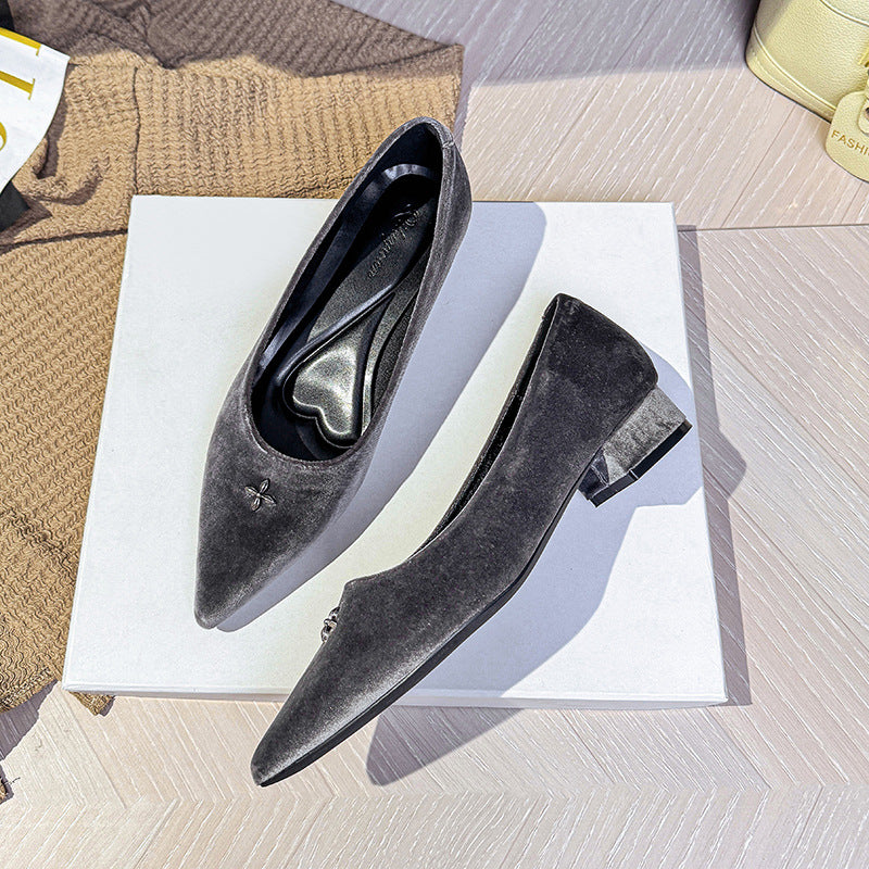 Damen Elegante spitze Pumps mit komfortablem Blockabsatz und stilvollem Schmuck EB
