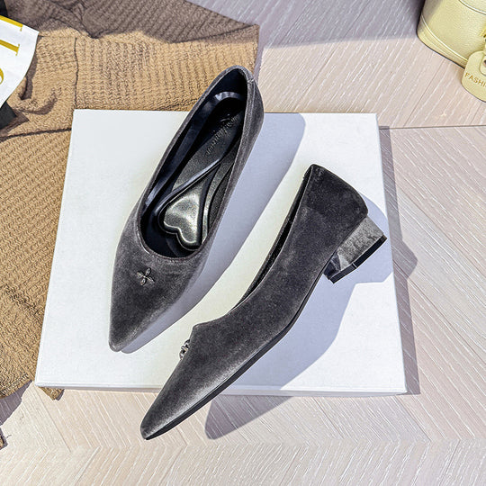 Damen Elegante spitze Pumps mit komfortablem Blockabsatz und stilvollem Schmuck EB