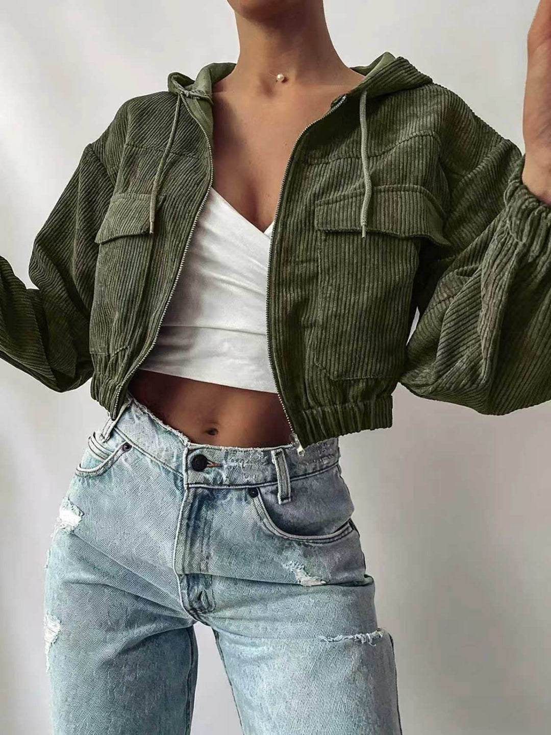 Damen Kurzjacke aus Cord mit Kapuze, Reißverschluss und aufgesetzten Brusttaschen EB