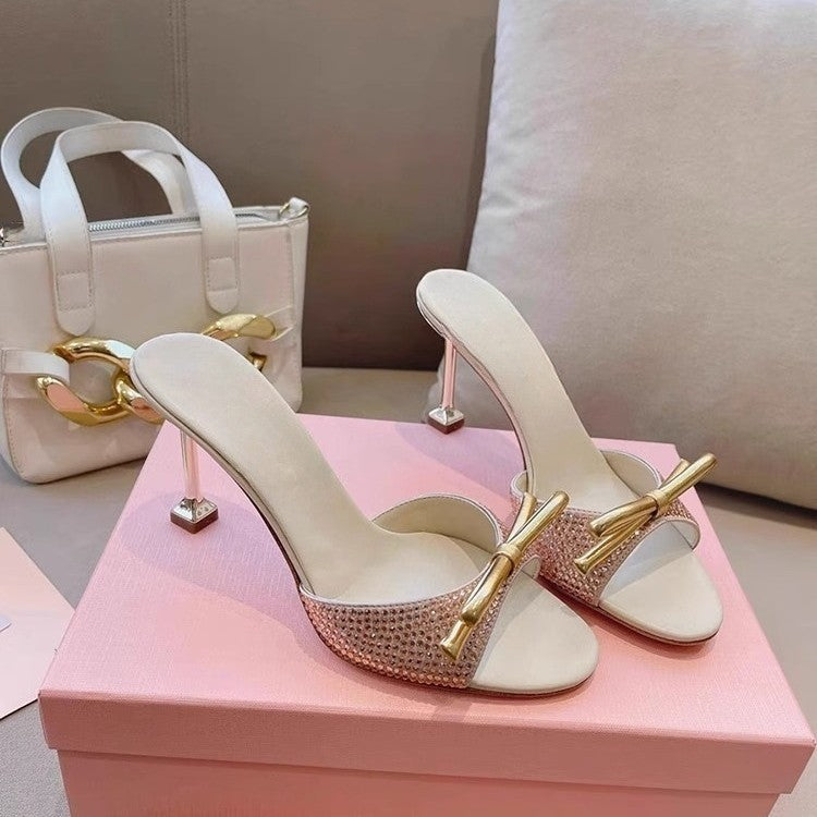 Damen Elegante High-Heel Mules mit funkelndem Kristallbesatz und goldener Zierschleife EB