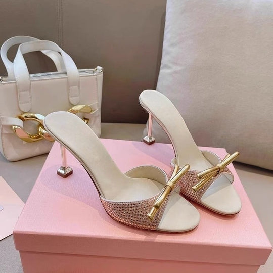 Damen Elegante High-Heel Mules mit funkelndem Kristallbesatz und goldener Zierschleife EB