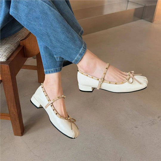 Damen Ballerina mit quadratischer Zehenbox, Nietenbesetztem Rand und verstellbarem Mary‑Jane Riemchen EB