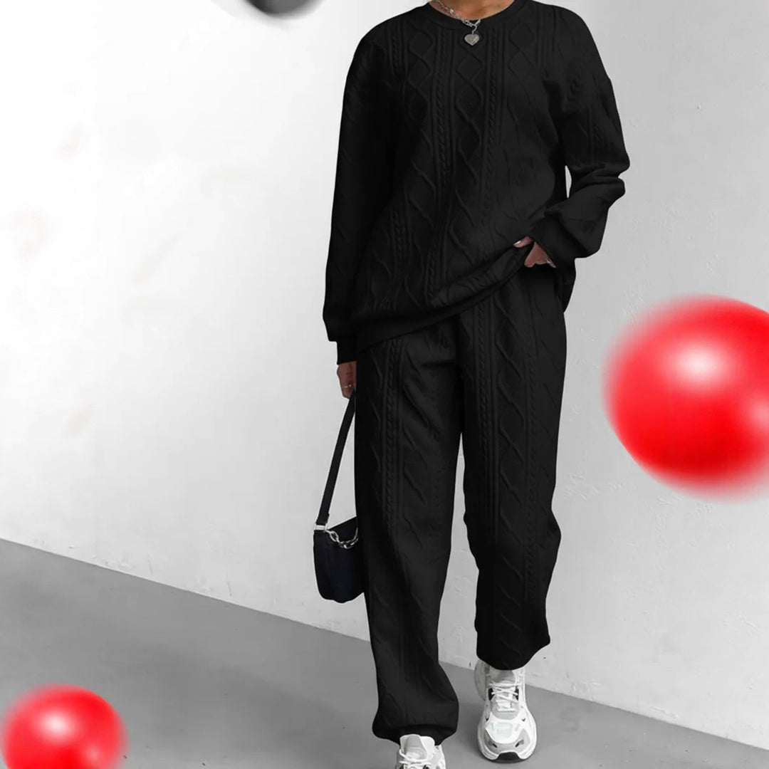 Damen gestricktes Cable-Lounge-Set mit weichem Rundhalspullover und hochgeschnittener weiter Hose Eichborn Berlin
