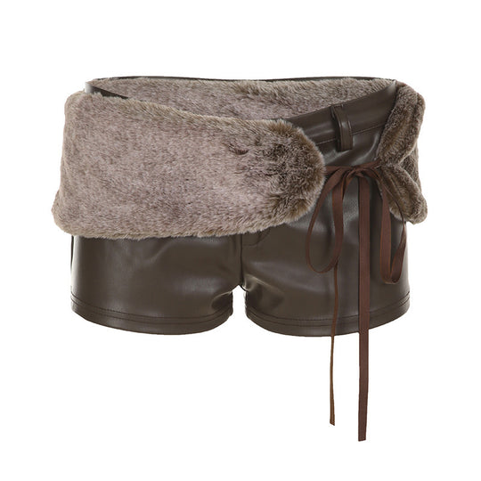 Damen Kunstleder-Shorts mit dekorativen Knopfdetails EB
