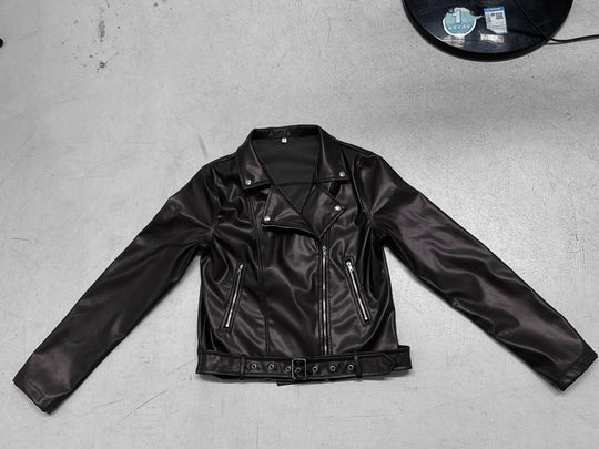 Damen nan taillierte Bikerjacke aus Kunstleder mit asymmetrischem Reißverschluss, metallischen Details und Taillengürtel EB