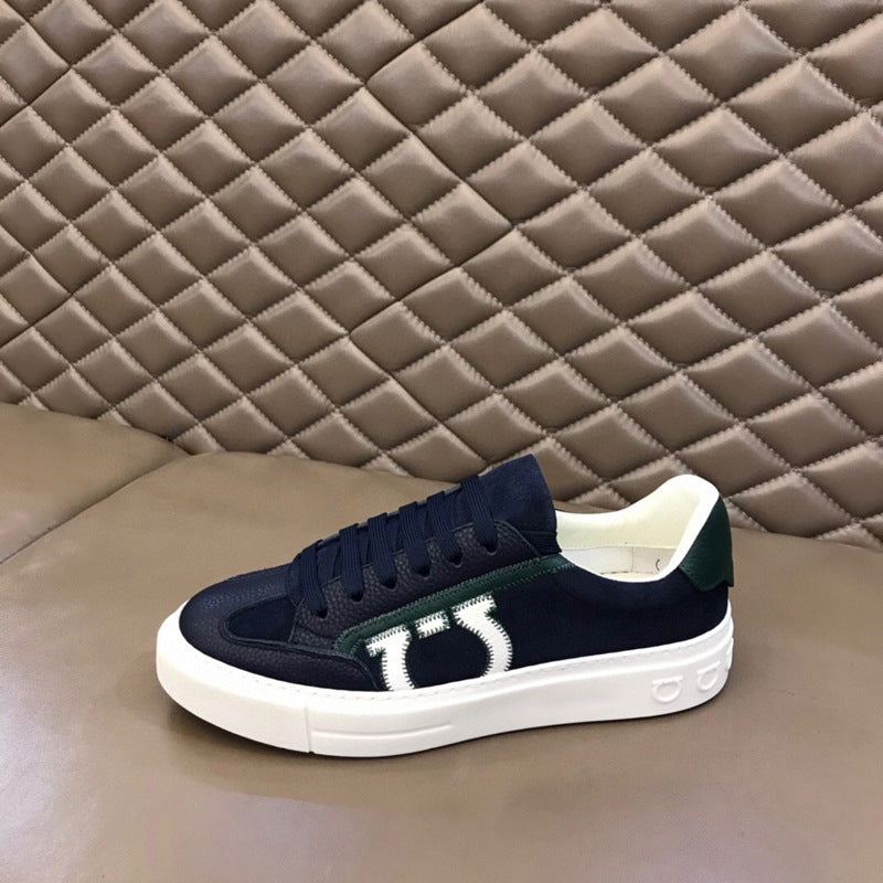 Damen Sportliche Sneakers mit auffälligem Logo-Detail und rutschfester Sohle EB