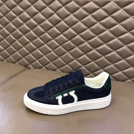 Damen Sportliche Sneakers mit auffälligem Logo-Detail und rutschfester Sohle EB