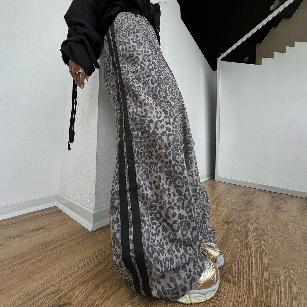 Damen weite Leoparden-Trackpants mit elastischem Bund und seitlichen Kontraststreifen Eichborn Berlin