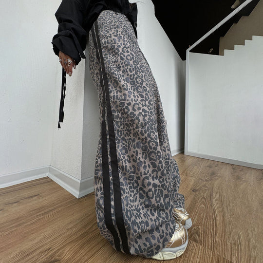 Damen weite Leoparden-Trackpants mit elastischem Bund und seitlichen Kontraststreifen Eichborn Berlin