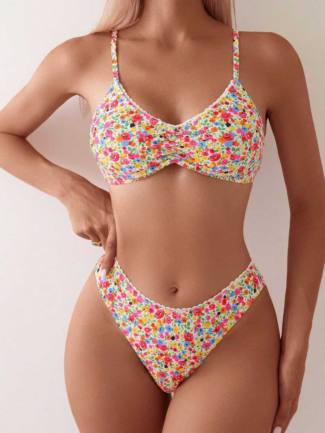 Damen Triangel-Bikini mit floralem Muster und feinen Details EB