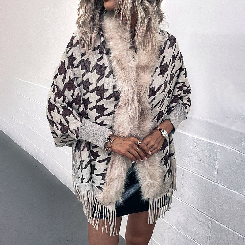 Damen stilvoller Poncho mit exklusivem Fellbesatz und modernem Sternenmuster EB