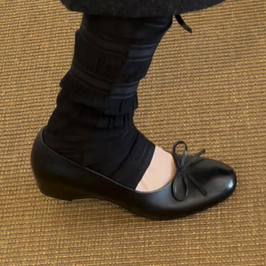 Damen elegante Ballerinas mit raffiniertem Riemchen EB