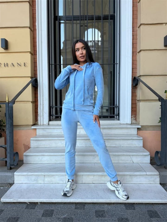 Damen weiches Velours-Lounge-Set mit Kapuzenpullover und tapered Jogginghose Eichborn Berlin