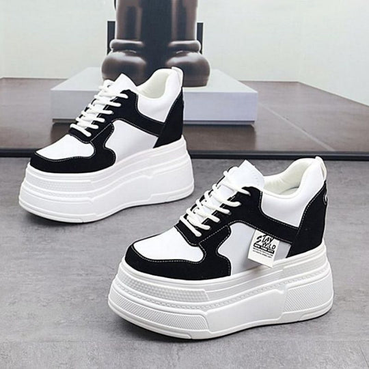 Damen Plattform Sneakers mit modischer Silhouette und stabiler Sohle EB