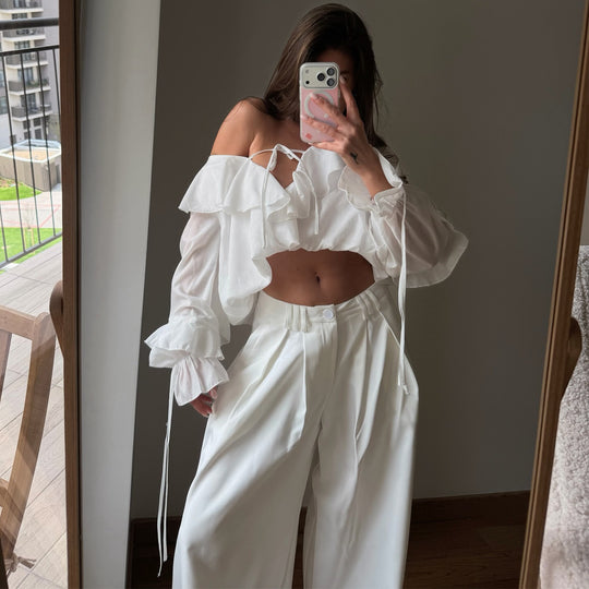 Damen Bluse mit voluminösen Rüschendetails und Kapitänsärmeln EB