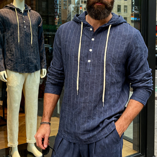 Herren nan Kapuzenshirt aus Leinenmix mit halber Knopfleiste und Nadelstreifen EB