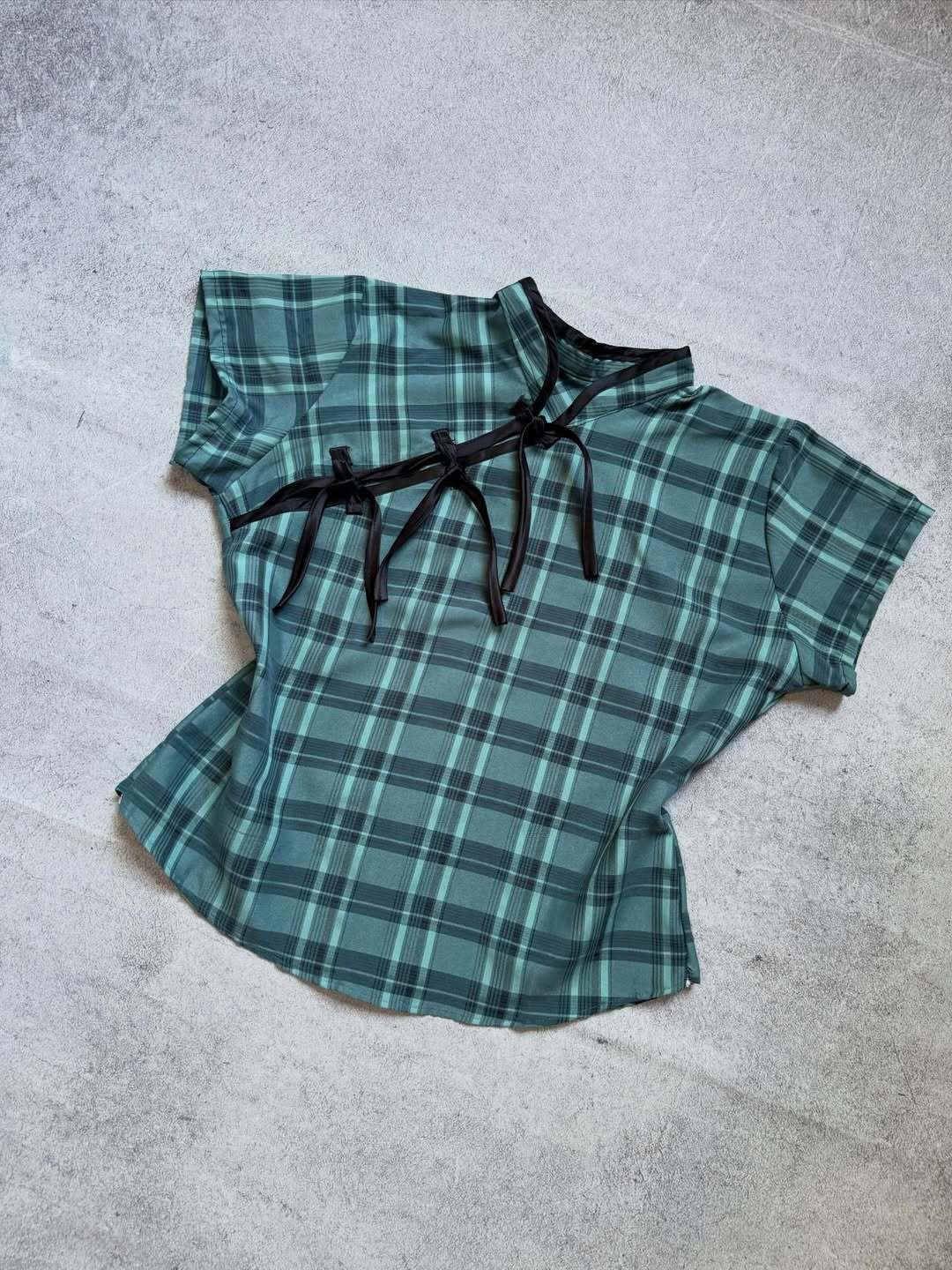 Damen Urbanes Karo-Top mit raffinierten Rüschendetails EB
