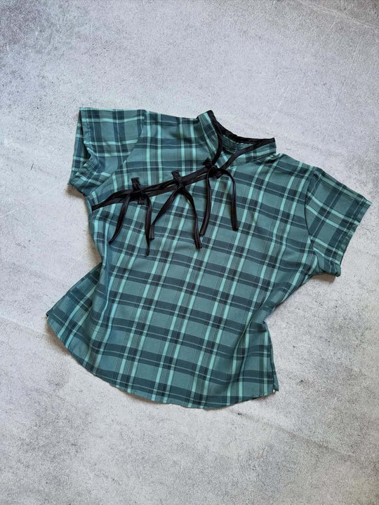 Damen Urbanes Karo-Top mit raffinierten Rüschendetails EB