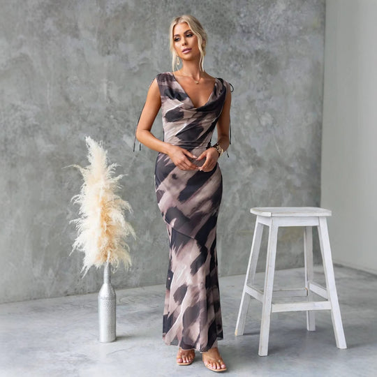 Damen Maxikleid mit elegantem Wasserausschnitt und floralen Akzenten EB