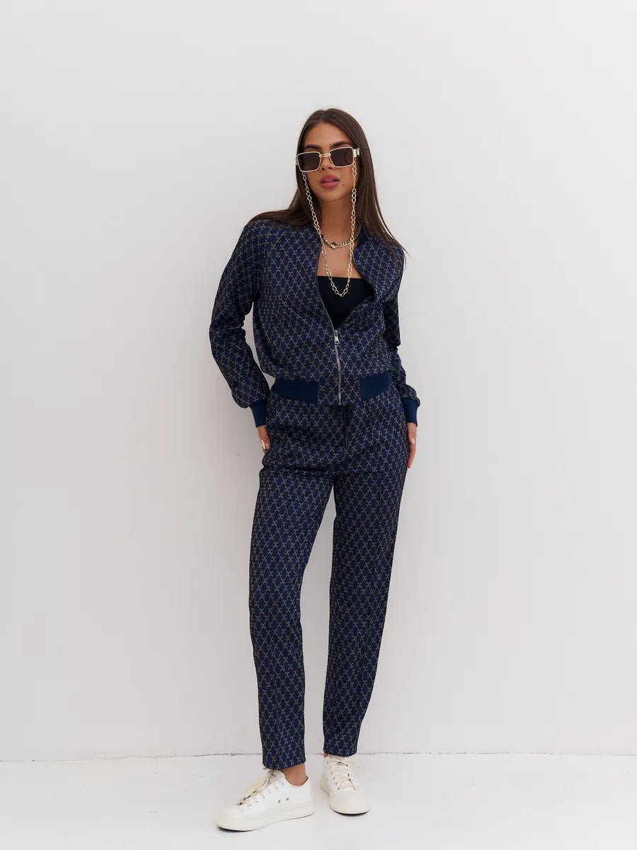 Damen jacquard Lounge-Set mit kurzer Bomberjacke und hochgeschnittener Kordelzug-Hose Eichborn Berlin