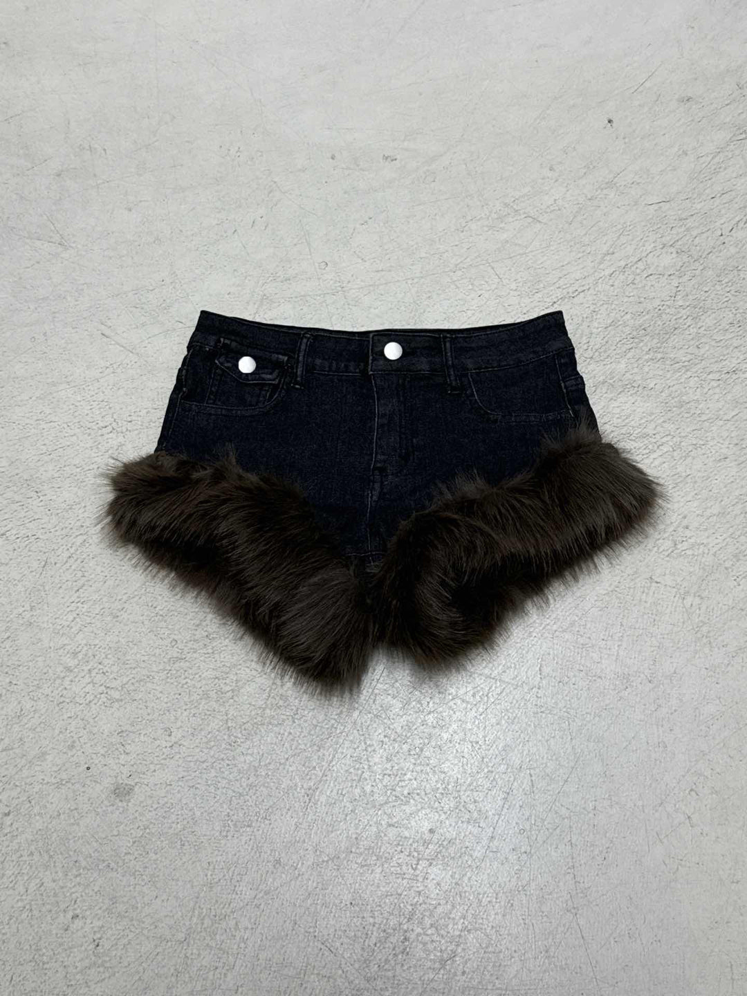 Damen Jeansshorts mit luxuriösem Kunstpelzsaum EB