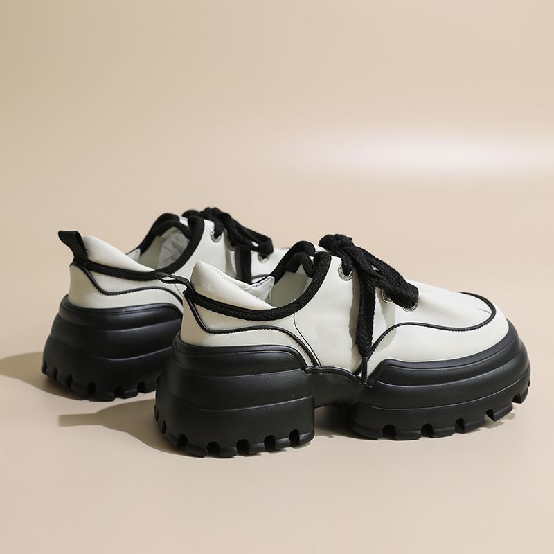 Damen sportive Sneakers mit stabiler Sohle und auffälligem Design EB