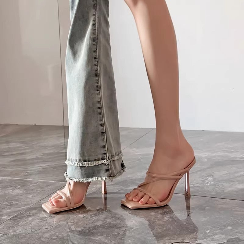 Damen elegante offene Mules mit kunstvollem Riemen-Design und stilechtem Absatz EB