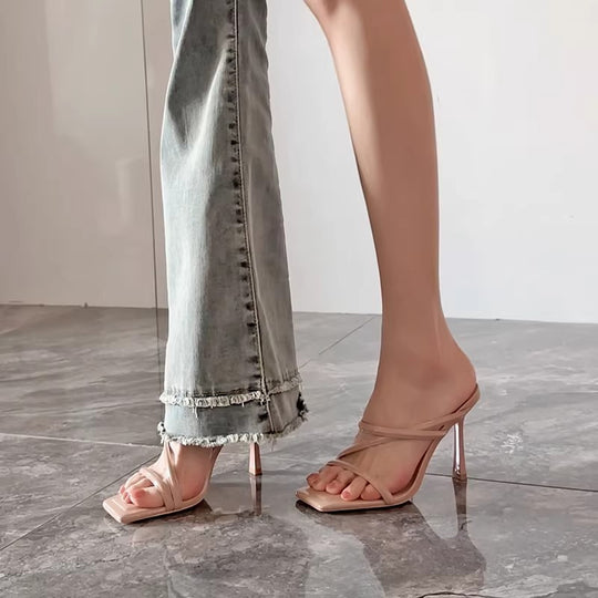 Damen elegante offene Mules mit kunstvollem Riemen-Design und stilechtem Absatz EB