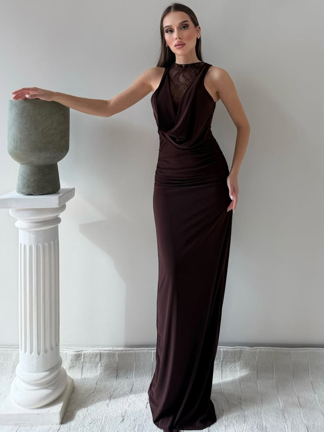 Damen Elegantes Maxikleid mit elegantem Neckholder-Design und raffinierter Spitzenlage EB