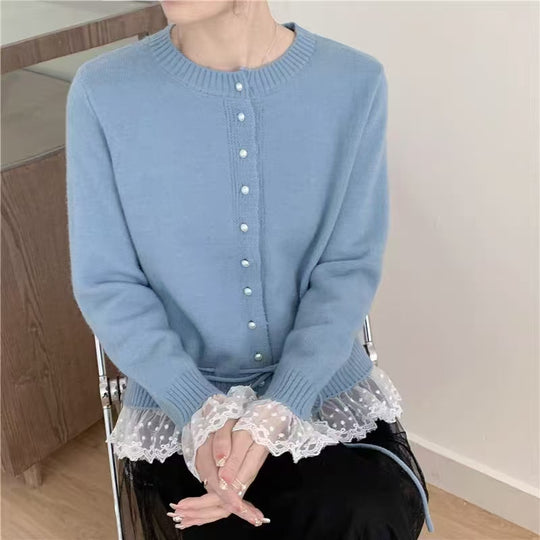 Damen Strickjacke mit Rüschensaum und Perlenknöpfen EB