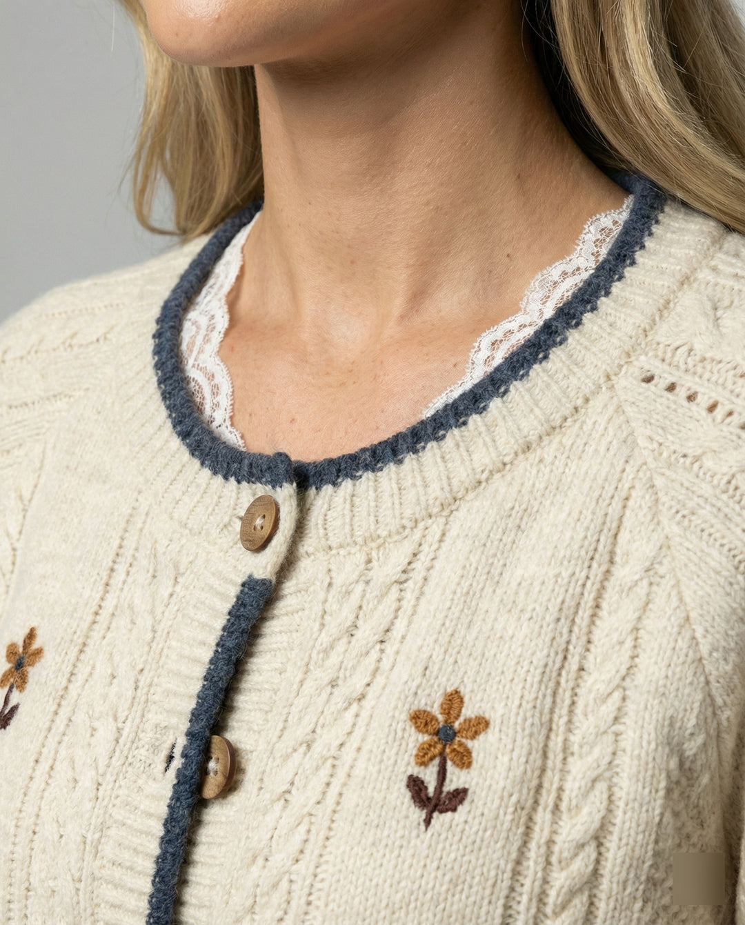 Damen weichfallender Kurz-Strickcardigan mit Puffärmeln, floraler Stickapplikation, Holzknopfleiste und Spitzenbund EB