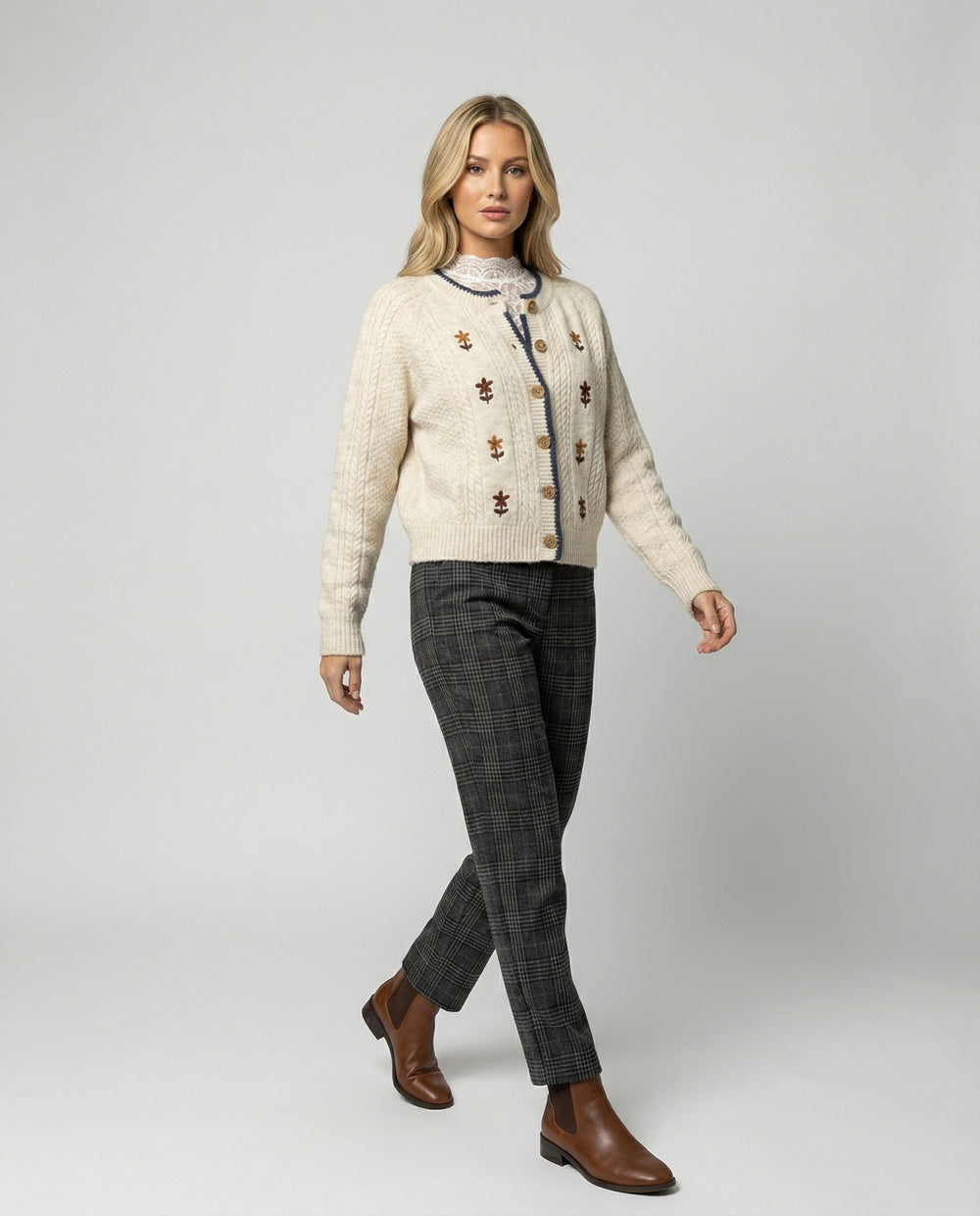 Damen weichfallender Kurz-Strickcardigan mit Puffärmeln, floraler Stickapplikation, Holzknopfleiste und Spitzenbund EB
