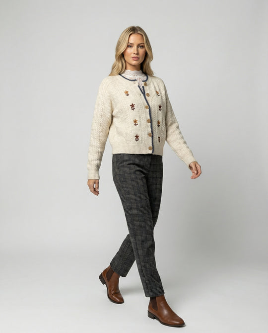 Damen weichfallender Kurz-Strickcardigan mit Puffärmeln, floraler Stickapplikation, Holzknopfleiste und Spitzenbund EB