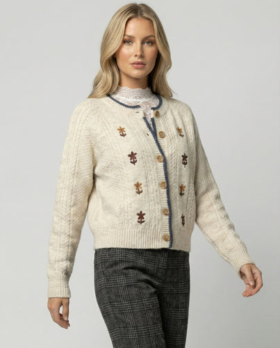 Damen weichfallender Kurz-Strickcardigan mit Puffärmeln, floraler Stickapplikation, Holzknopfleiste und Spitzenbund EB