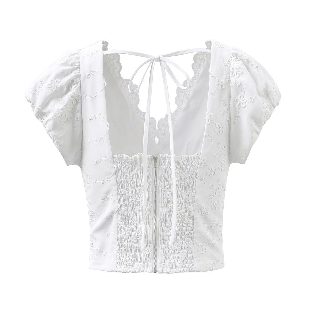 Damenoberteil mit floralem Stickdesign und romantischem Rüschenausschnitt EB