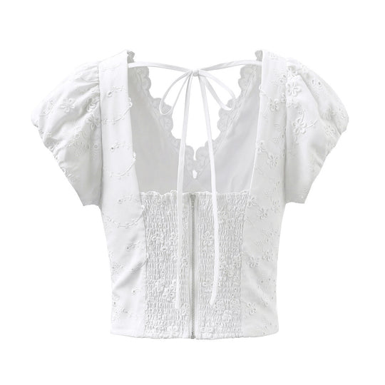 Damenoberteil mit floralem Stickdesign und romantischem Rüschenausschnitt EB