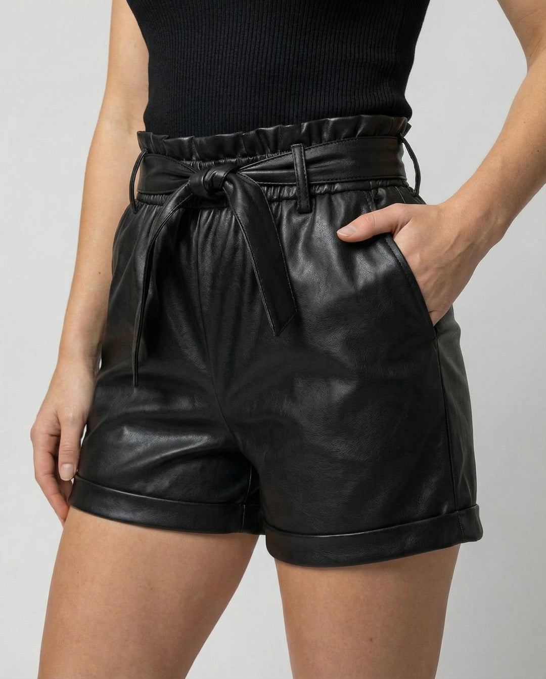 Damen Hochtaillierte Kunstleder Shorts mit Rüschentaille EB