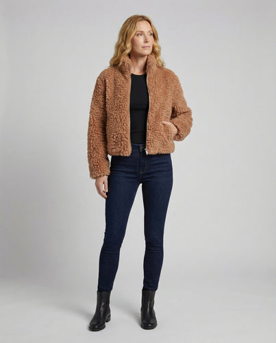 EB | Kuschelige Teddyjacke in Zimtbraun mit Zipper & Cropped Schnitt