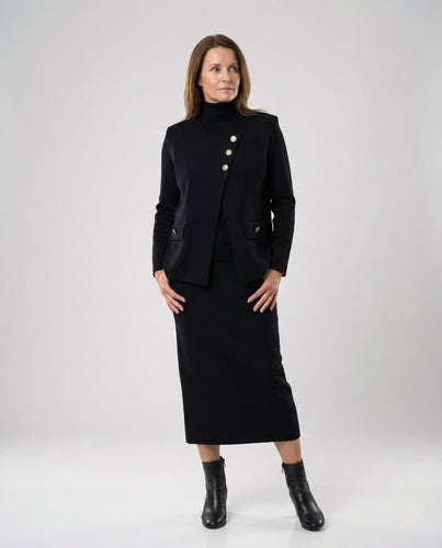 Elegantes Strick-Ensemble mit asymmetrischer Knopfleiste gepolsterten Schultern Pattentaschen und knöchellangem Bleistiftrock EB