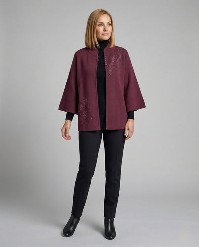Zweilagige Cape-Strickjacke mit Stehkragen Umschlagärmeln und filigraner Blumenstickerei EB