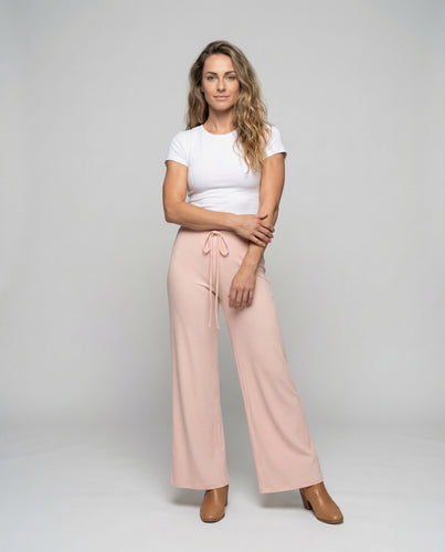 Damen Weitbein-Loungehose mit Rippstruktur.
