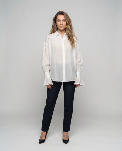 Damen leichte Baumwollbluse mit geraffter Schulterpartie.