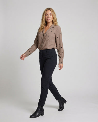 Damen leichte Viskose-Crêpe-Hemdbluse.