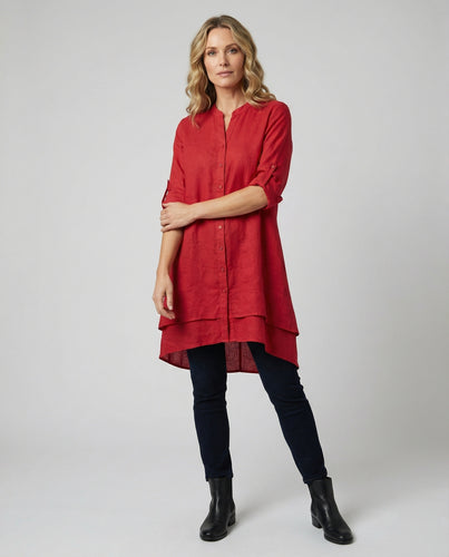 Damen Chiffonbluse mit Bubikragen und doppellagigem Saum.