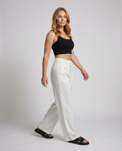 Damen Nadelstreifen-Bundfaltenhose mit weitem Bein