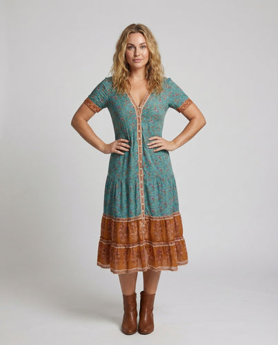 Damen gestuftes Boho-Midikleid mit Knopfleiste