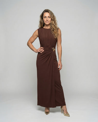 Damen nan ärmelloses Plissee-Maxikleid mit taillierter Drapierung und eleganter Zierbrosche EB